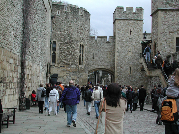 Stacie at the Tower of London.jpg 476.6K